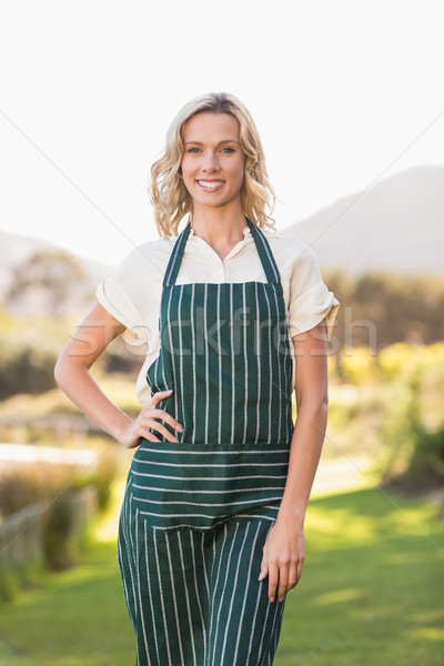 Foto stock: Sonriendo · agricultor · mujer · manos · caderas · retrato