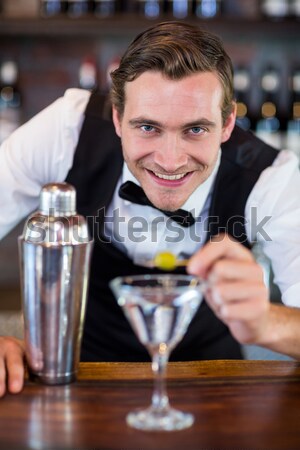 Foto stock: Retrato · garçom · bebidas · bar · vinho