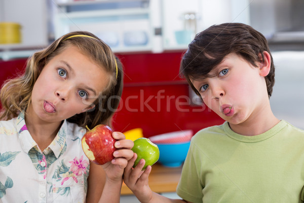 Fratelli mela divertente facce Foto d'archivio © wavebreak_media