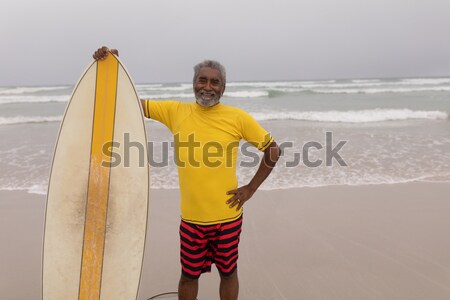 Stock foto: Porträt · lächelnde · Frau · tragen · stehen · Ufer · Strand