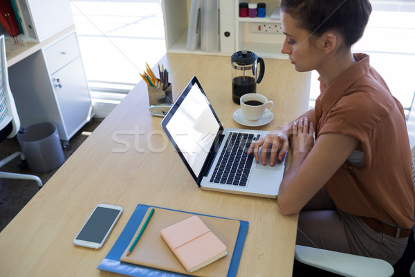 女性 執行 作業 ノートパソコン デスク オフィス ストックフォト © wavebreak_media