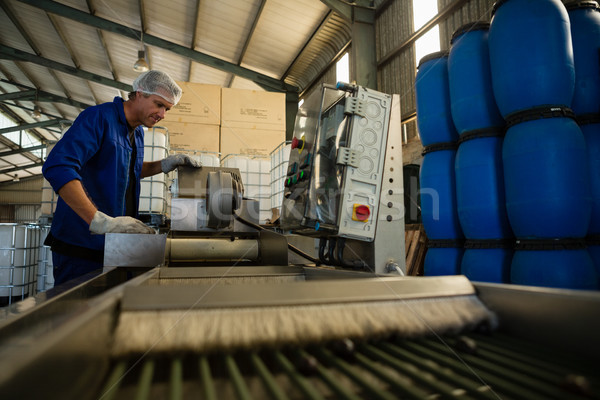 Werknemer olijfolie machine fabriek aandachtig business Stockfoto © wavebreak_media