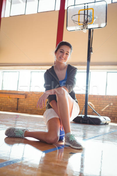 Stockfoto: Portret · glimlachende · vrouw · vergadering · basketbal · basketbalveld · meisje