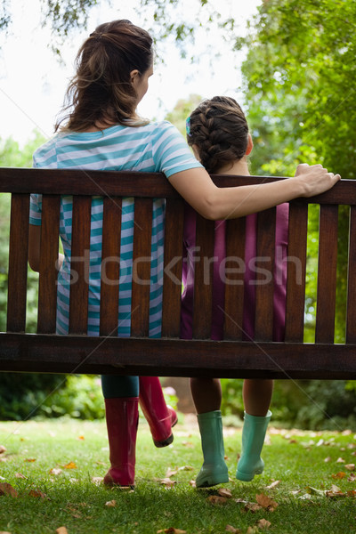 背面図 少女 女性 座って 木製 ベンチ ストックフォト © wavebreak_media