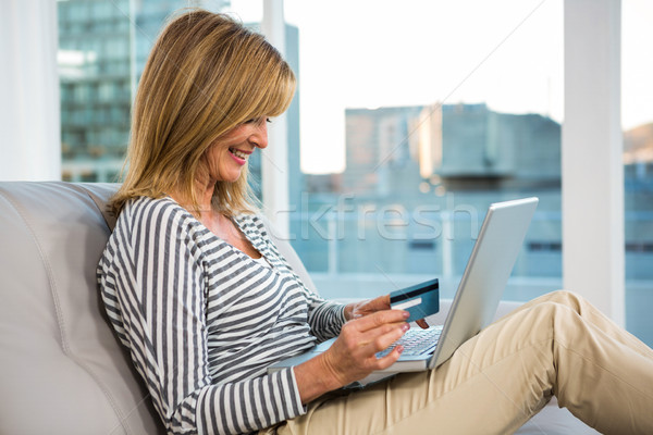 Femme payer internet carte de crédit ordinateur sourire [[stock_photo]] © wavebreak_media