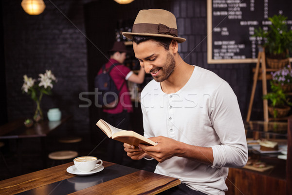 Stock fotó: Férfi · olvas · könyv · kávéház · üzlet · boldog