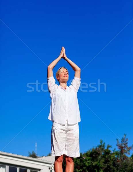 Stockfoto: Jonge · vrouw · yoga · buitenshuis · vrouw · handen · gras
