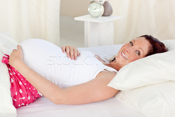 [[stock_photo]]: Cute · avenir · mère · pyjama · lit · toucher