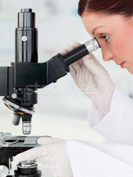 Stockfoto: Goed · kijken · wetenschapper · naar · microscoop · lab · vrouw