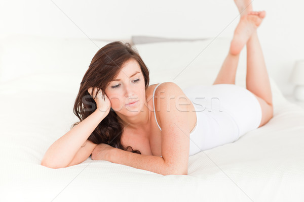 Brünette weiblichen posiert Bett Lächeln Stock foto © wavebreak_media