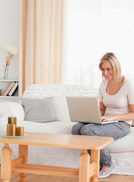 Foto d'archivio: Ritratto · bella · donna · utilizzando · il · computer · portatile · soggiorno · sorriso · felice