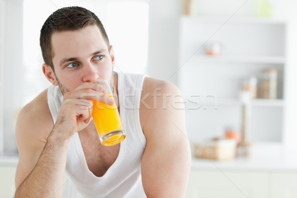 Bel homme potable jus d'orange cuisine fruits santé [[stock_photo]] © wavebreak_media