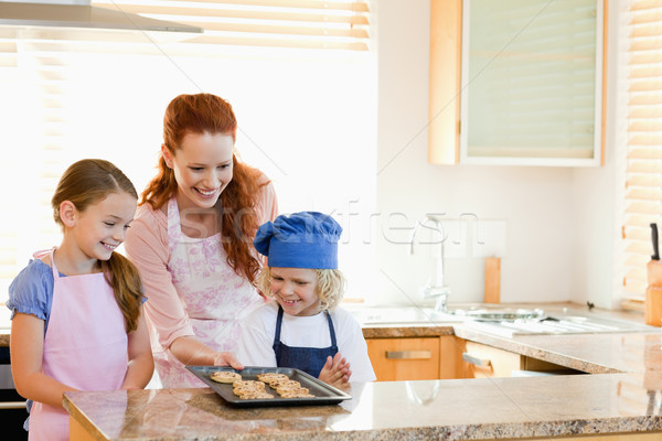 Stok fotoğraf: Gülen · anne · bitmiş · kurabiye · çocuklar