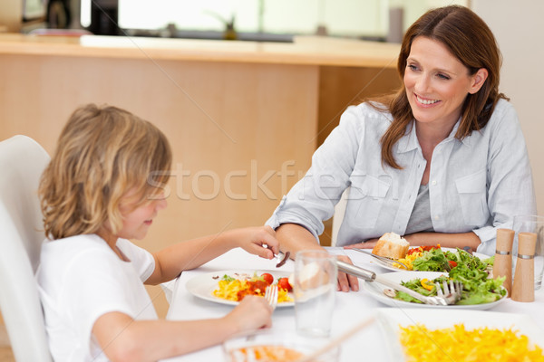 商業照片: 側面圖 · 男孩 · 吃 · 晚餐 · 微笑 · 微笑