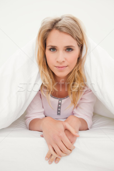Kobieta bed kołdra w górę szyi ręce Zdjęcia stock © wavebreak_media