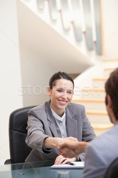 Stockfoto: Zakenvrouw · glimlachend · handen · schudden · kantoor · business · werk