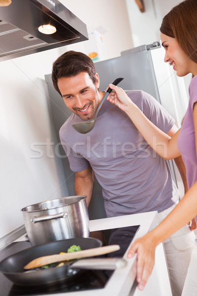 Vrouw man smaak diner keuken gelukkig Stockfoto © wavebreak_media