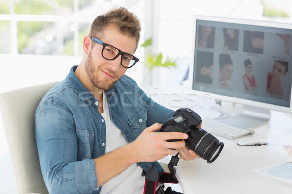 Gut aussehend Fotografen halten Kamera lächelnd kreative Stock foto © wavebreak_media