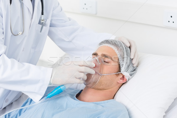 Doktor oksijen maskesi hasta erkek doktor hastane adam Stok fotoğraf © wavebreak_media