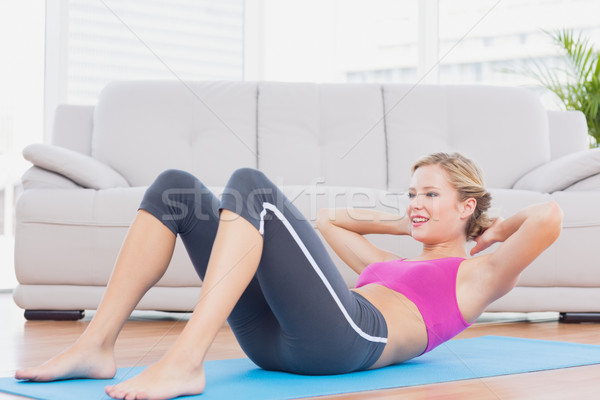 Subtire sta exercita acasă camera de zi Imagine de stoc © wavebreak_media