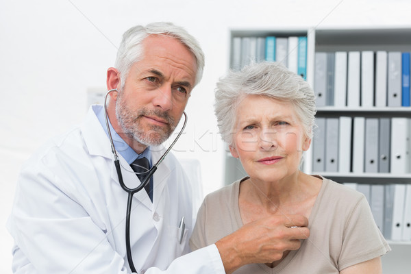 Foto stock: Médico · batida · de · coração · estetoscópio · médico · do · sexo · masculino · senior · médico