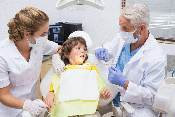 Piccolo ragazzo guardando ago dentisti Foto d'archivio © wavebreak_media