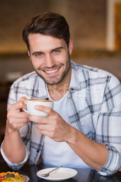 Młody człowiek kubek kawy Kafejka szczęśliwy portret Zdjęcia stock © wavebreak_media