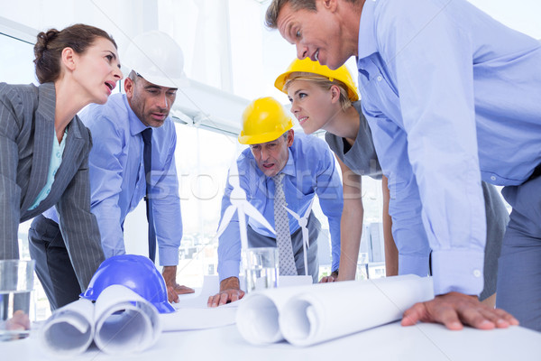 Team Geschäftsleute schauen Bau Plan Büro Stock foto © wavebreak_media
