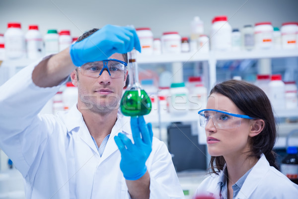 Kimyager takım bakıyor deney şişesi yeşil kimyasal Stok fotoğraf © wavebreak_media