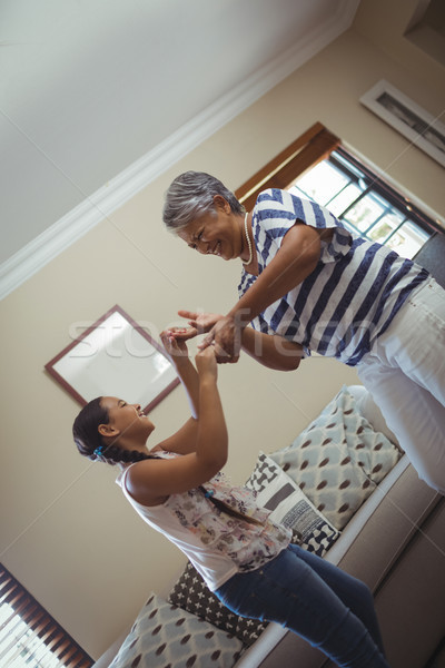 Foto stock: Avó · neta · sala · de · estar · casa · criança