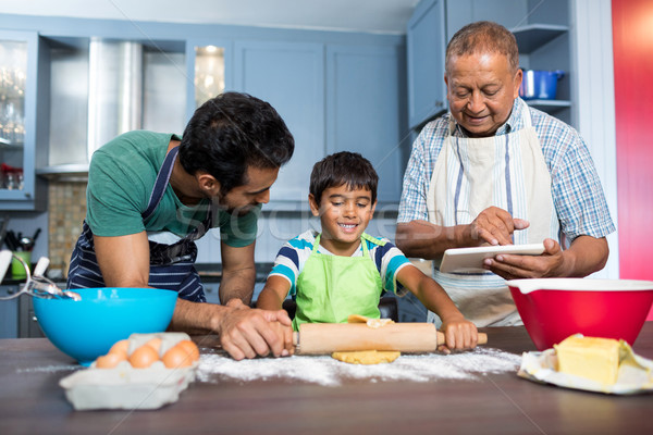 Sorridere uomo tavola piedi figlio di padre Foto d'archivio © wavebreak_media