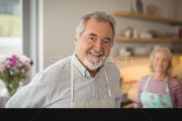 Stockfoto: Glimlachend · senior · man · permanente · keuken · portret