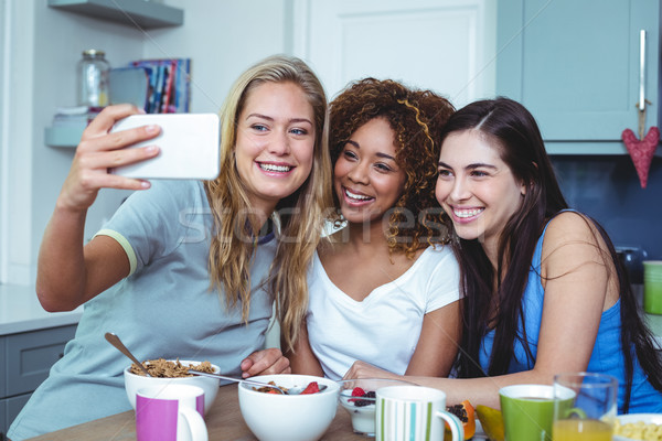Vrolijk vrouwelijke vrienden koffie home Stockfoto © wavebreak_media