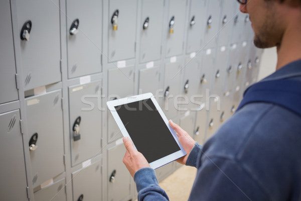 Student digitale tablet kleedkamer permanente man Stockfoto © wavebreak_media