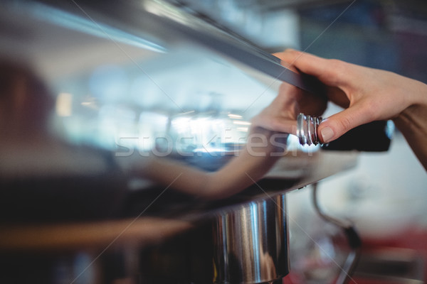 Barista voortvarend knop koffiezetapparaat cafetaria Stockfoto © wavebreak_media