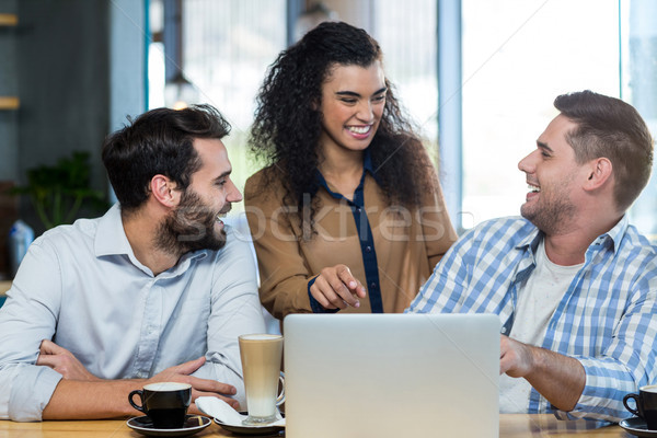 Stockfoto: Vrienden · met · behulp · van · laptop · computer · internet · man · koffie