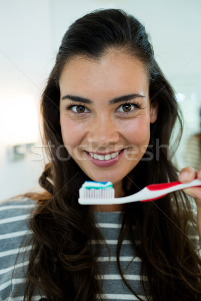 Heureux jeune femme brosse à dents dentifrice [[stock_photo]] © wavebreak_media