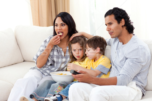 Animado familia viendo tv sofá salón Foto stock © wavebreak_media