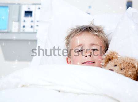 Foto stock: Doente · bonitinho · pequeno · menino · cama · de · hospital · retrato