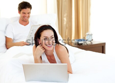 Szczęśliwy para za pomocą laptopa bed domu komputera Zdjęcia stock © wavebreak_media