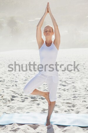 Vrouw oefenen yoga strand zee fitness Stockfoto © wavebreak_media