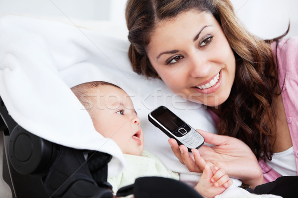 Glimlachend jonge moeder tonen nieuwsgierig baby Stockfoto © wavebreak_media