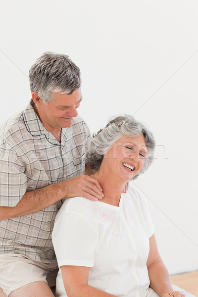 Gepensioneerd man massage vrouw home vrouw Stockfoto © wavebreak_media
