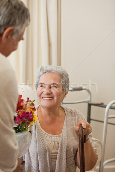 [[stock_photo]]: Retraite · homme · offrant · fleurs · femme · mains