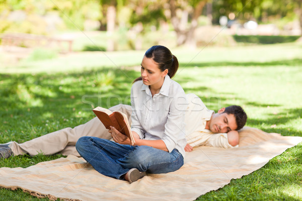 Mujer lectura marido dormir parque sonrisa Foto stock © wavebreak_media