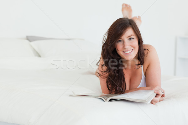 かなり 女性 読む 雑誌 ベッド 笑顔 ストックフォト © wavebreak_media