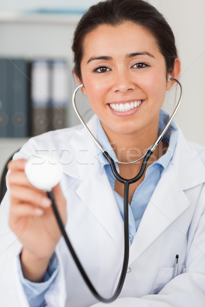 Stock foto: Gut · aussehend · weiblichen · Arzt · Stethoskop · schauen · Kamera