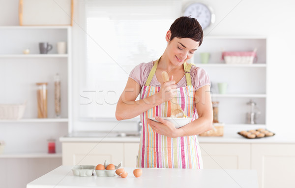 улыбаясь брюнетка женщину торт кухне яйцо Сток-фото © wavebreak_media