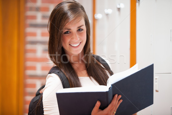 Stockfoto: Glimlachend · student · boek · gang · vrouw
