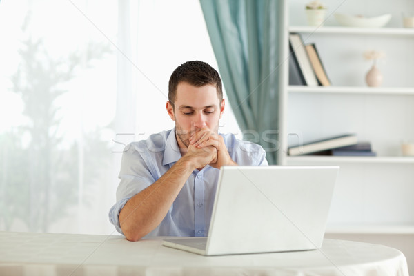 Jeunes affaires lecture portable affaires ordinateur [[stock_photo]] © wavebreak_media